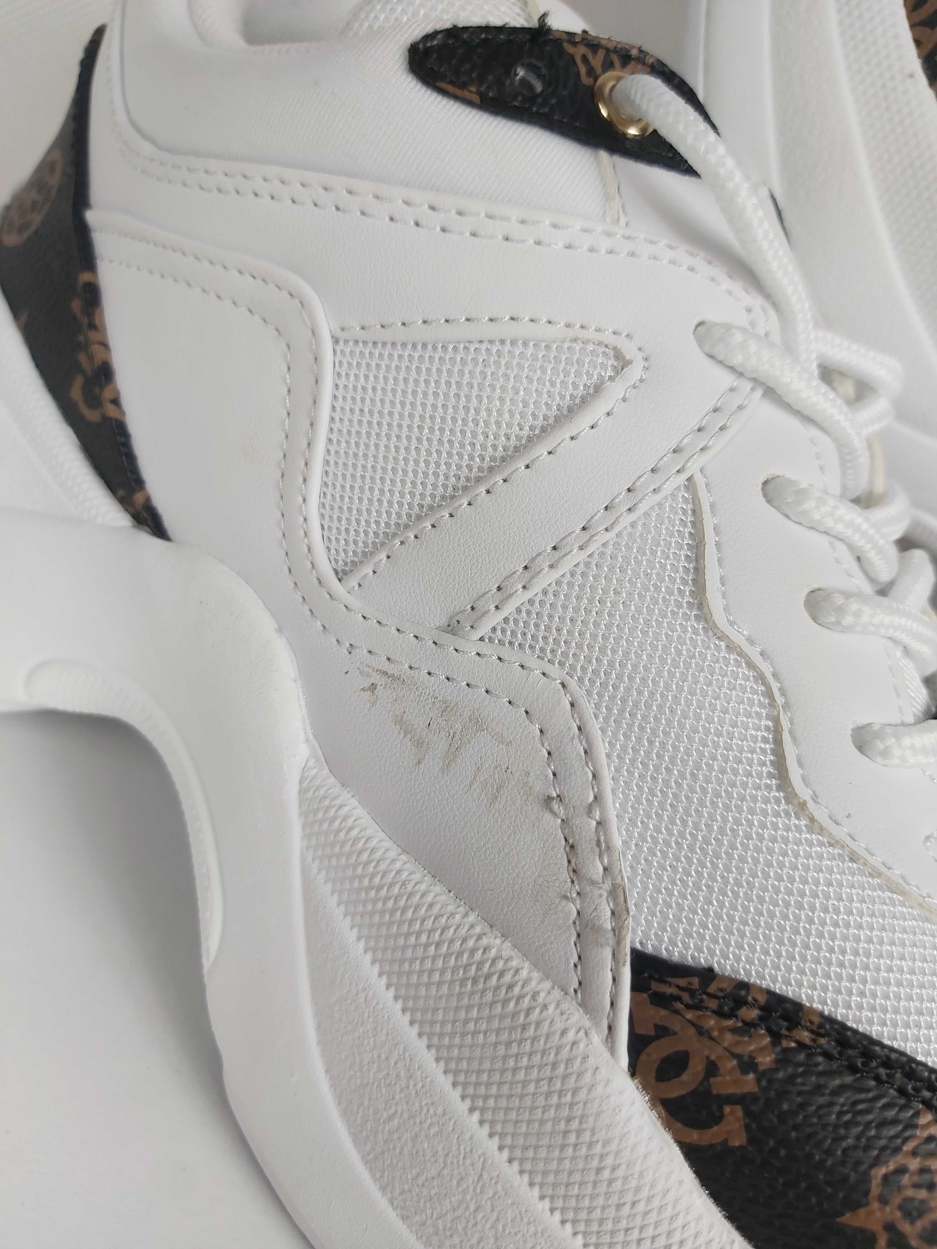 SP Białe sneakersy GUESS monogram platforma 38 trampki