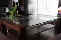 Drewniany masywny stolik kawowy ze szklanym blatem