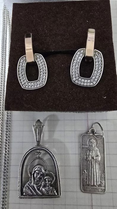 Сережки срібло золоті пластини зелені камні