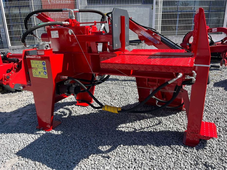 Rachador de lenha p/ trator 25TR c/ Plataforma elevatória NOVO