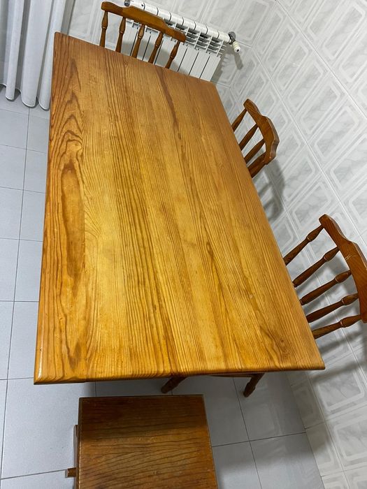 Mesa de cozinha em madeira maciça