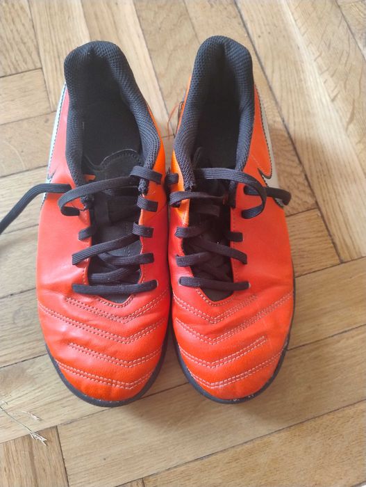 Turfy piłkarskie r. 38 Nike Tiempo