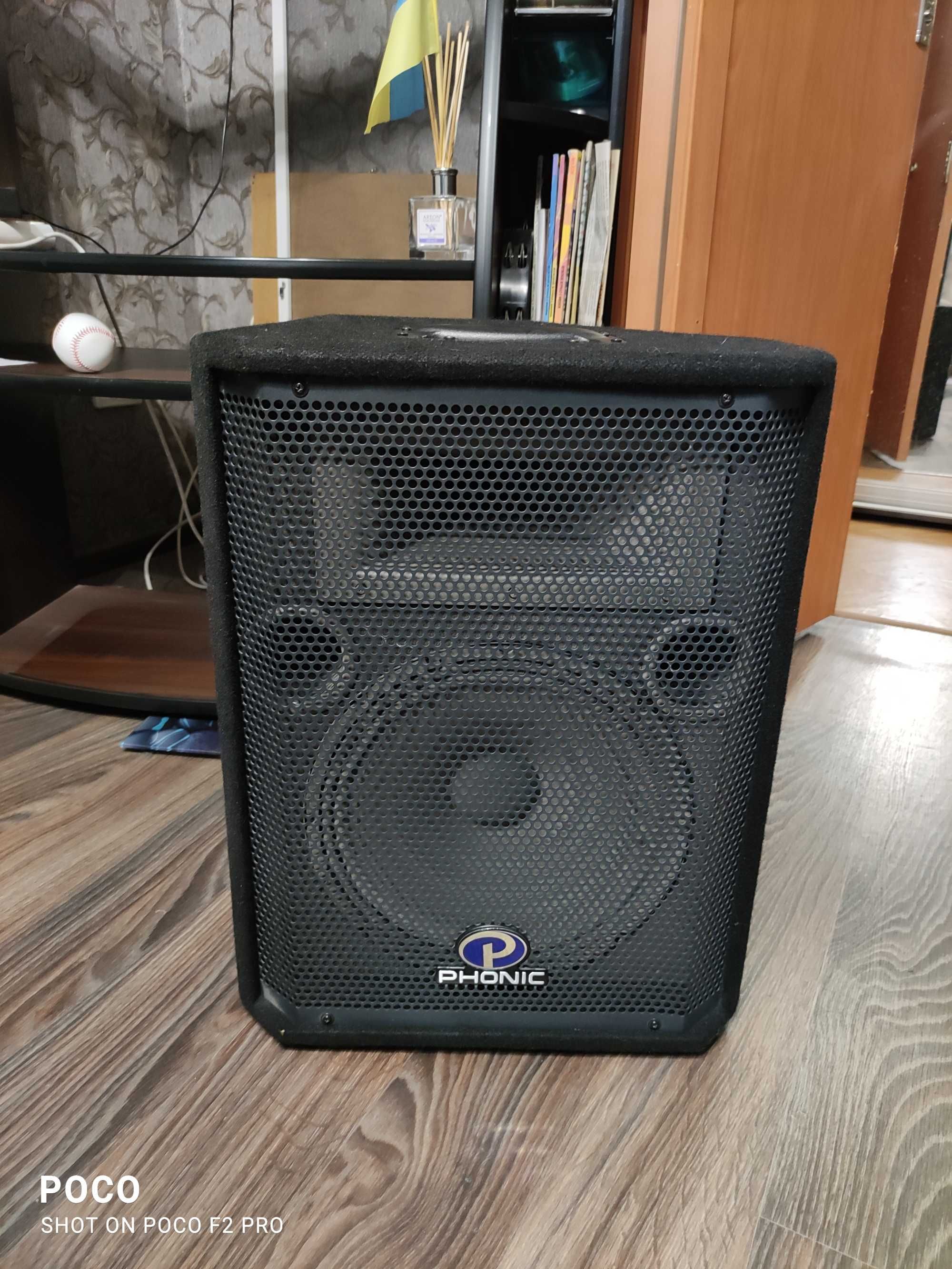 Посилював Phonic 740 deluxe з акустичною колонкою.