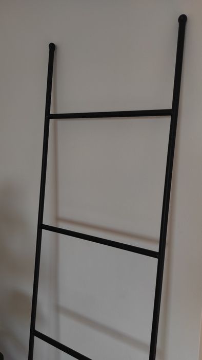 Escadote de metal preto
