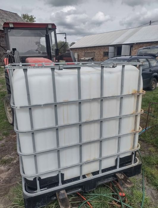 Czysty mauzer 1000l.na palecie plastikowej.