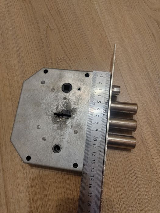 Замок на бронедвері сейф гараж з засувкою