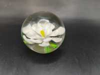 Szklany przycisk do papieru kula biały kwiat kolekcja