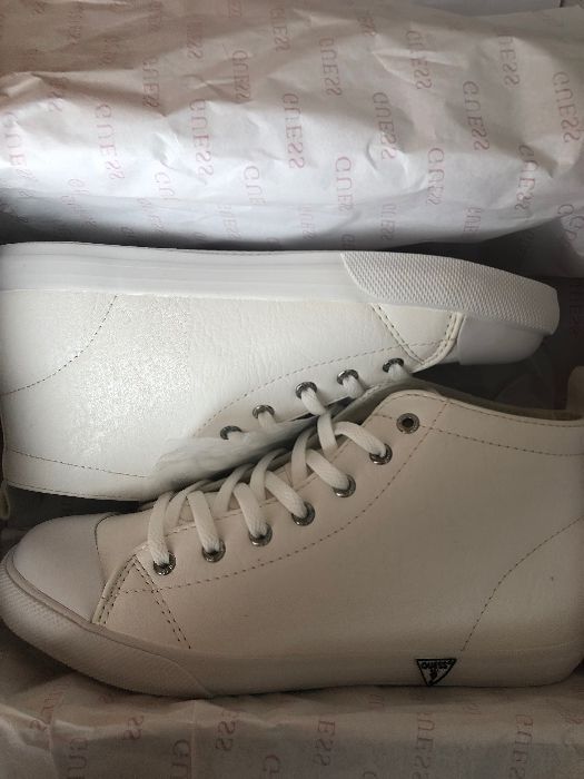 Guess Botim preto e/ou branco (37) originais