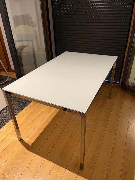 Mesa cromada em vidro IKEA