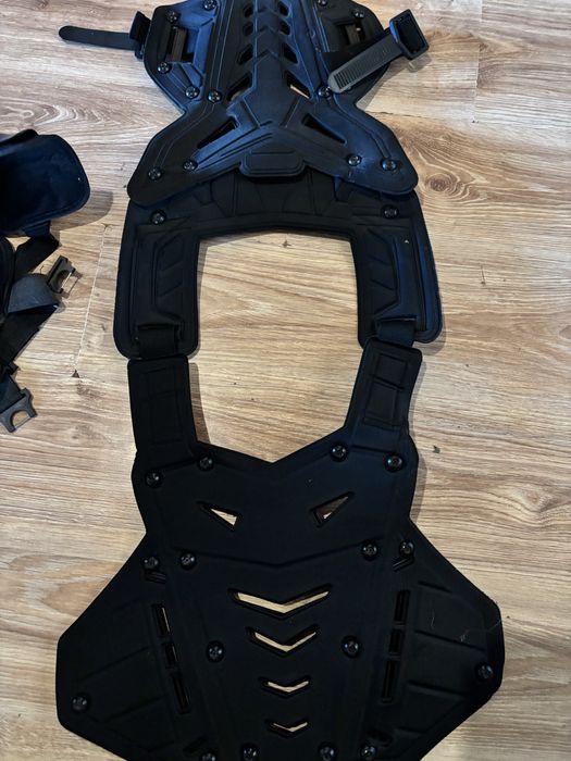 Продам ЕКІП ( черипаха наколіники і перчатки XL
