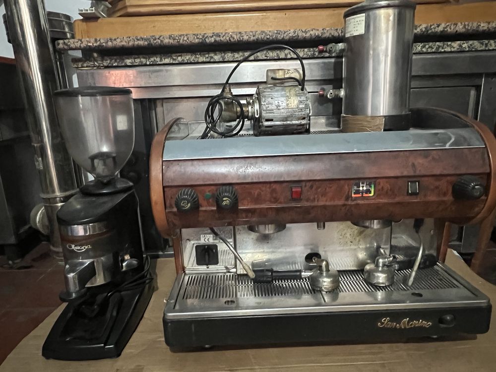 Maquina de cafe e moinho