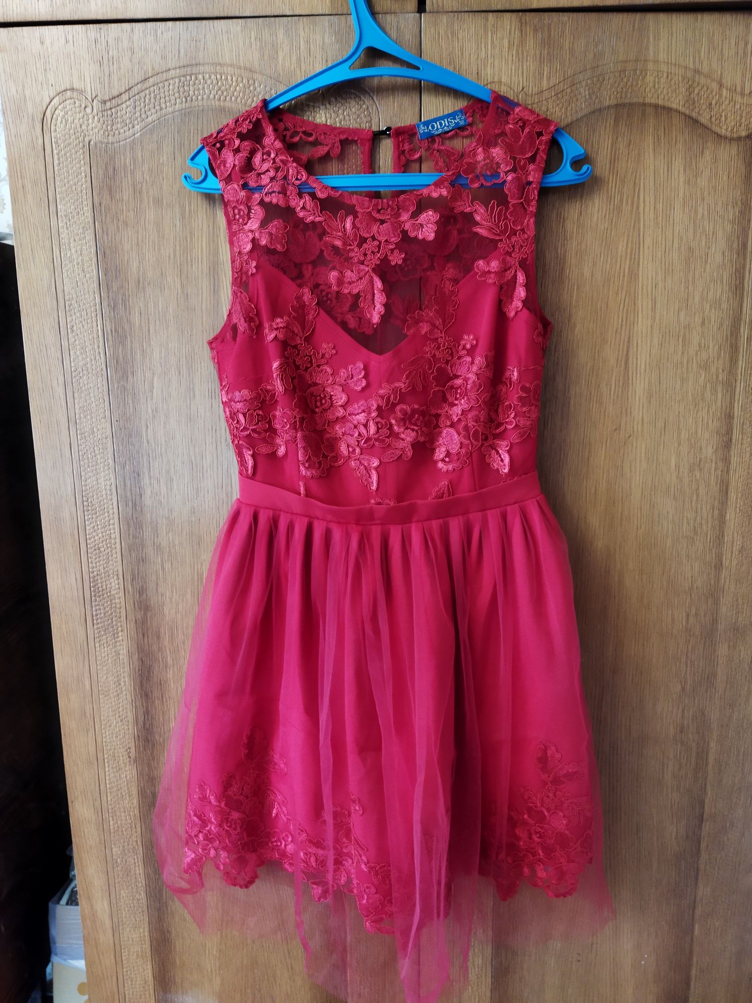 Червона сукня з мереживом без рукавів