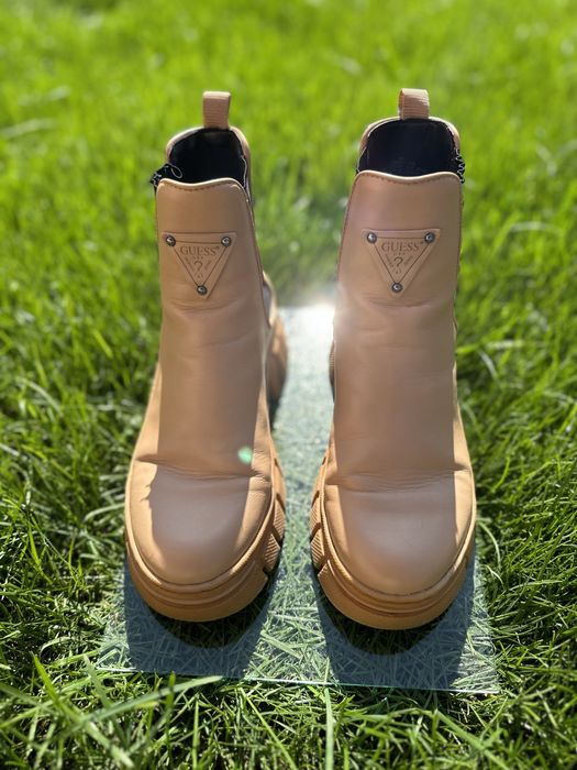 Жіноче взуття Guess