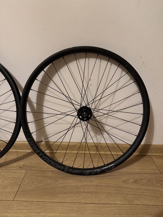 Komplet kół Dartmoor Reel pro Shield 26 Dirt 100x15 135x10