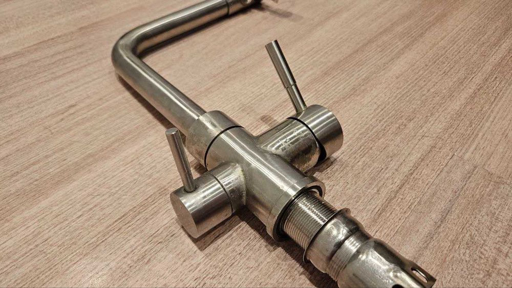 Kran kuchenny z dodatkowym kranikiem do wody filtrowanej