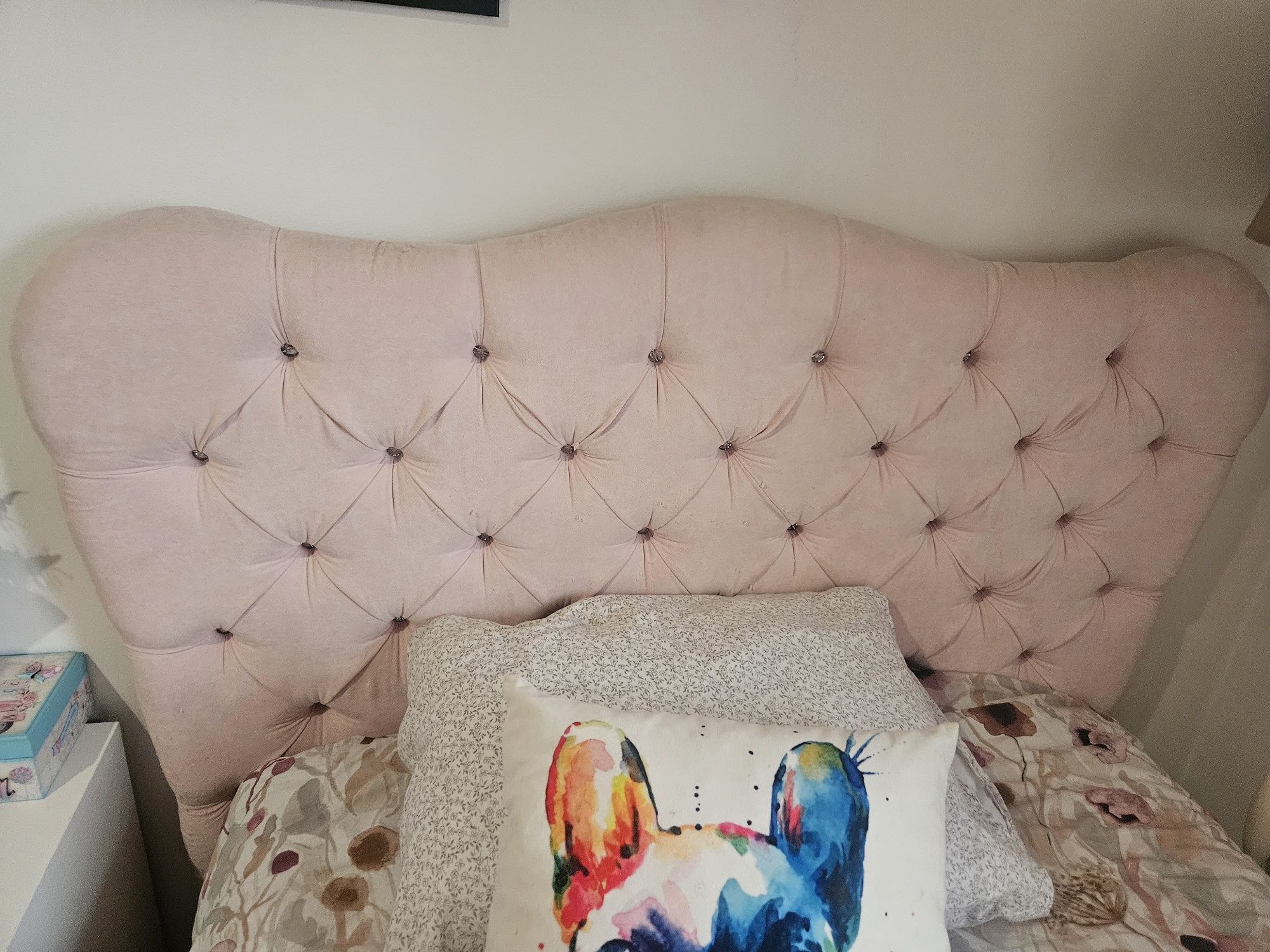 Cama de menina corpo e meio
