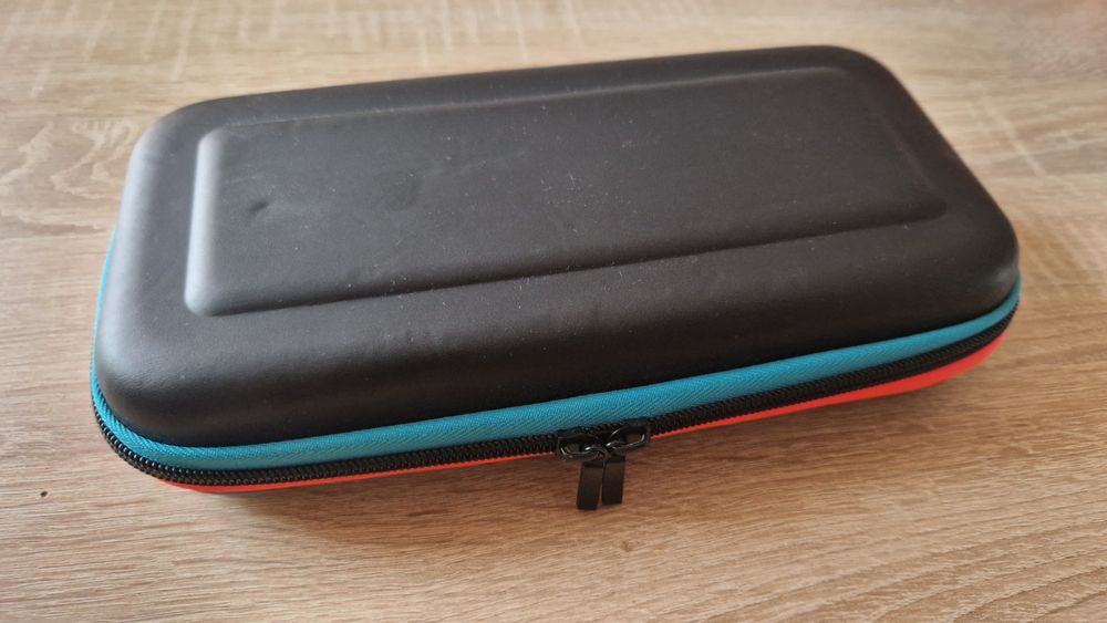 Consola Nintendo Switch e vários acessórios