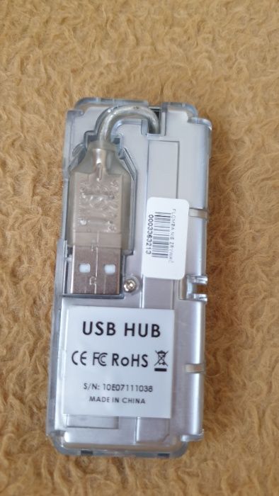 Mały podręczny, przenośny hub USB, 4 porty, wbudowany kabelek