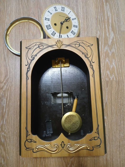 Настінний годинник янтарь.