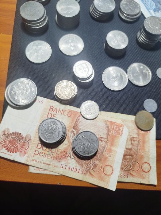 Dinheiro antigo escudos e pesetas