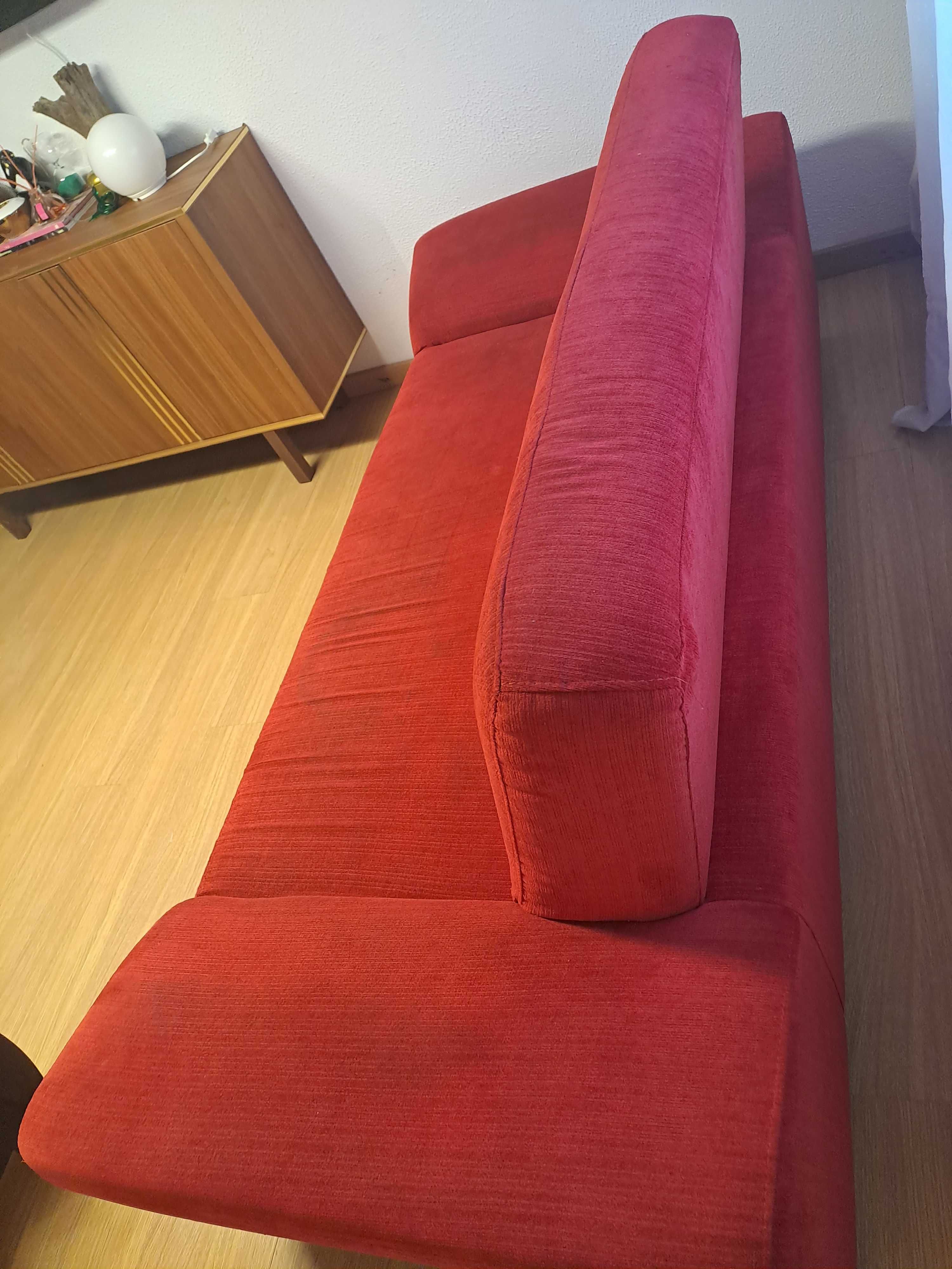 Sofá vermelho confortável