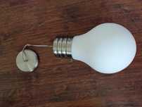 Lampa wisząca w kształcie żarówki - uszkodzona
