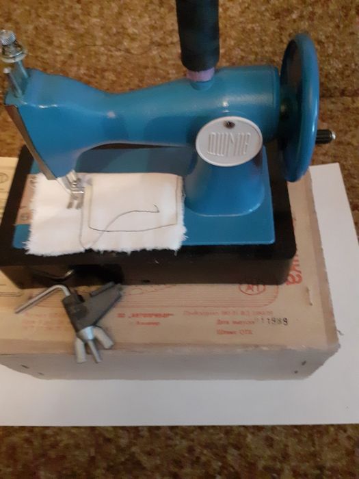 Детская швейная машинка