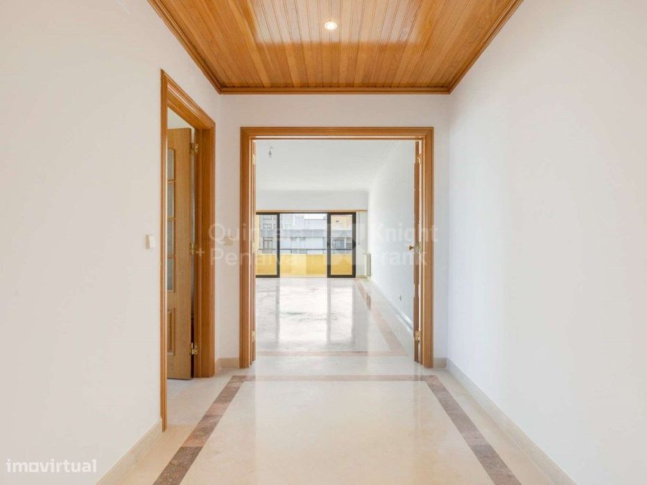Apartamento T3 para arrendamento com vista mar no Bairro do Rosário