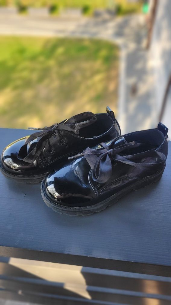 Buty lakierowane Reserved 26 wiązane