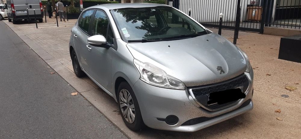 Peugeot 208 cinzento