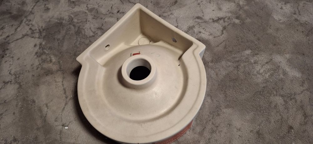 Umywalka ceramiczna narożna