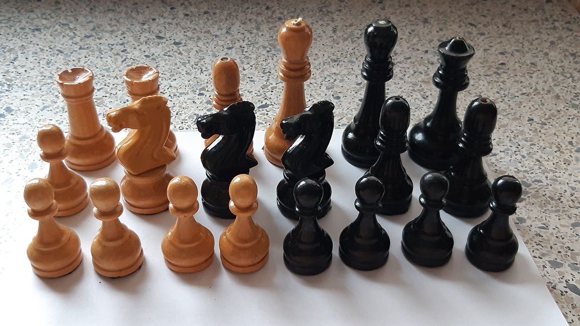 Деревянные шахматные фигуры