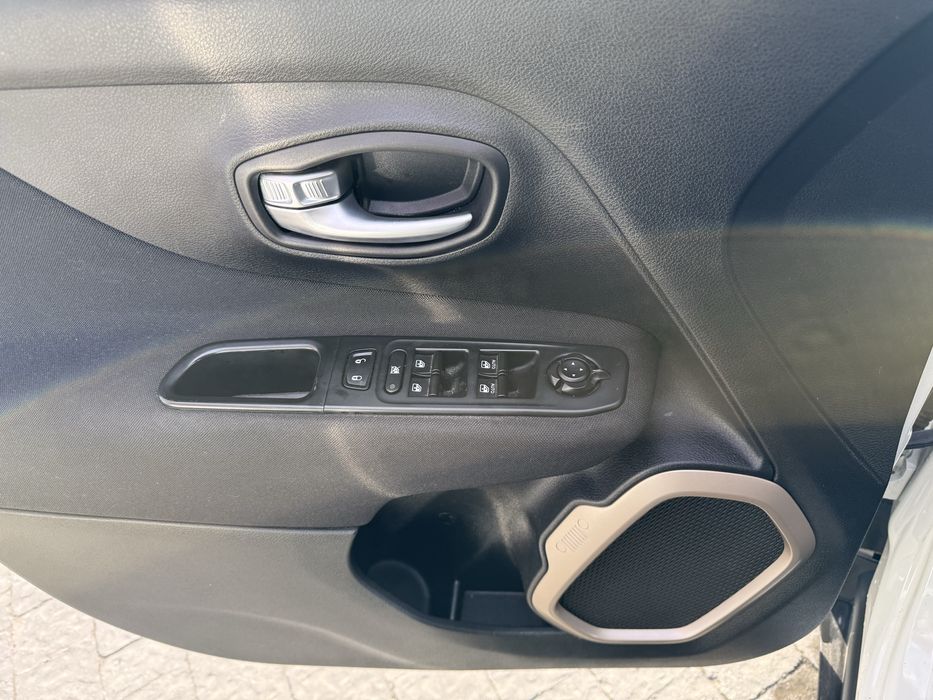 Білий Jeep Renegade Sport 2016 року