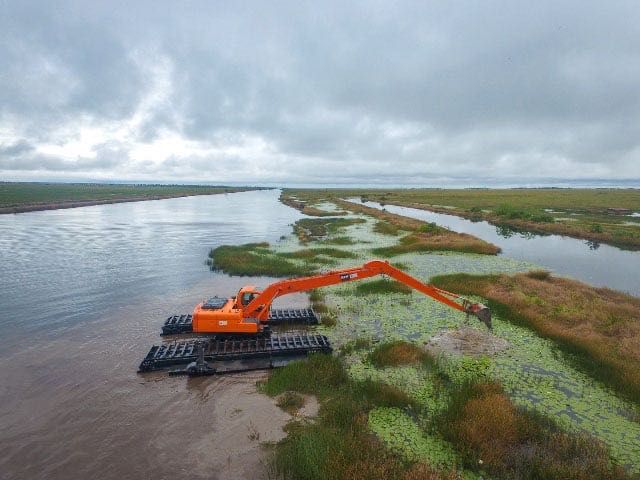 Плавающий экскаватор амфібія. Очистка водойми. Плаваючий екскаватор.