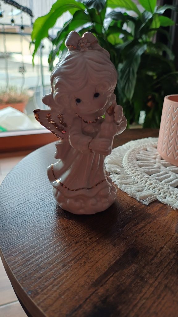 Aniołek z porcelany