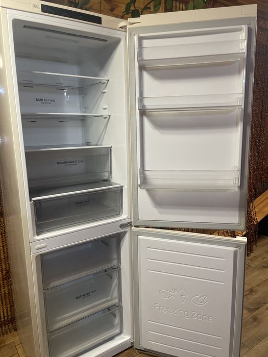 Продам холодильникLG ціна договірна 9000