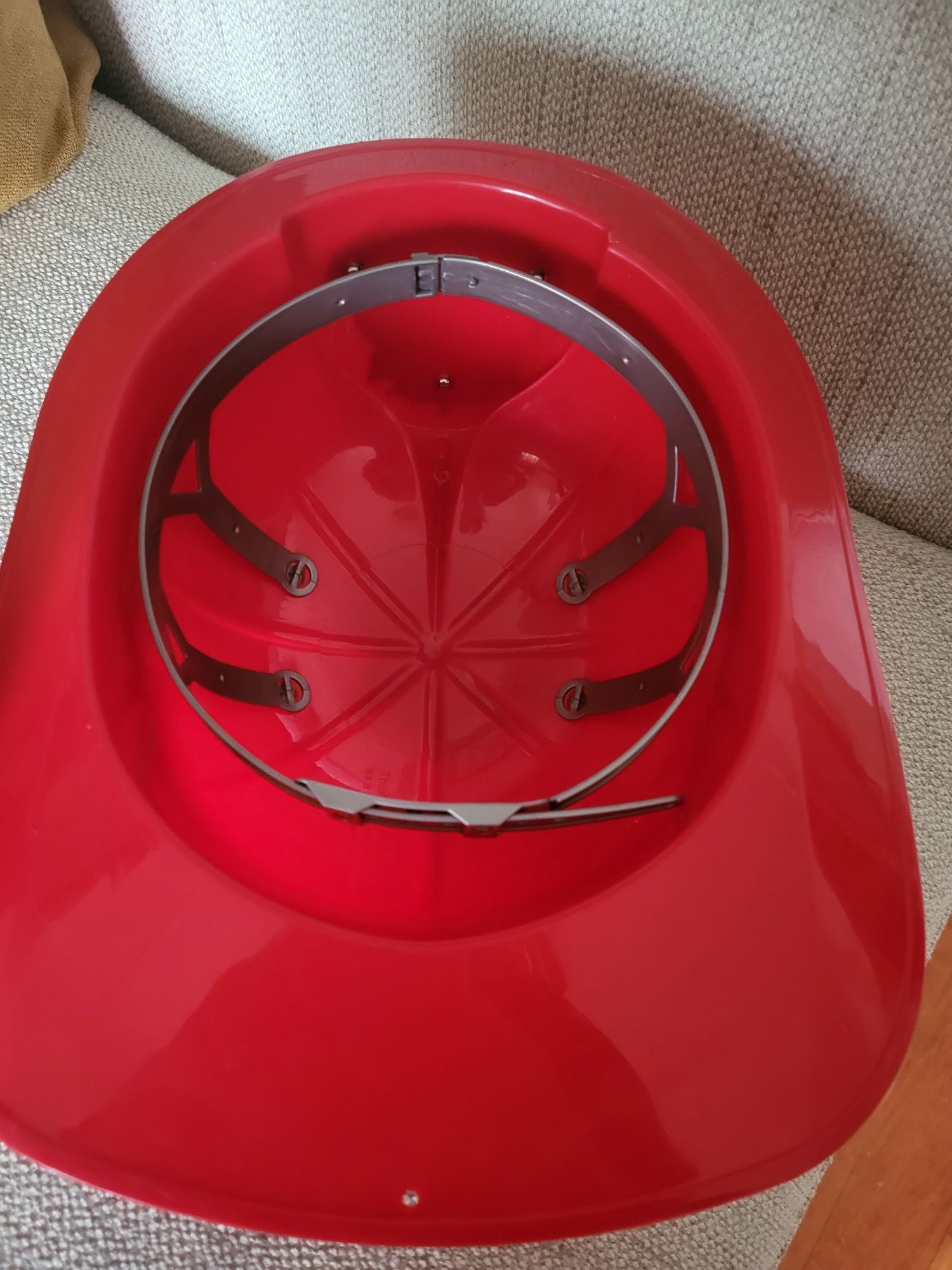 Capacete e extintor de bombeiros.