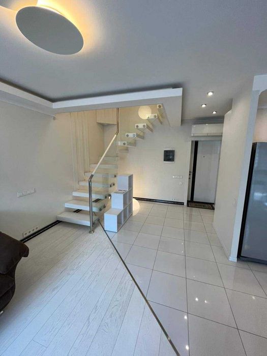 Продам 2-рівневу 2-кімнатну квартиру 90 м² з дизайнерским ремонтом