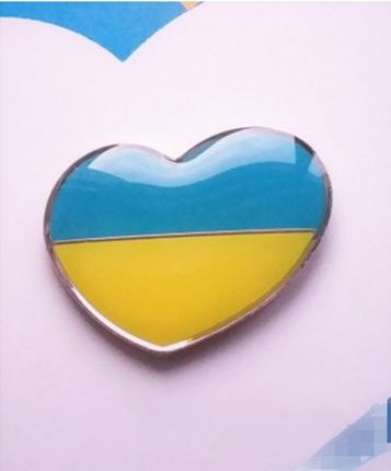Значок пін  України у сердці прапор