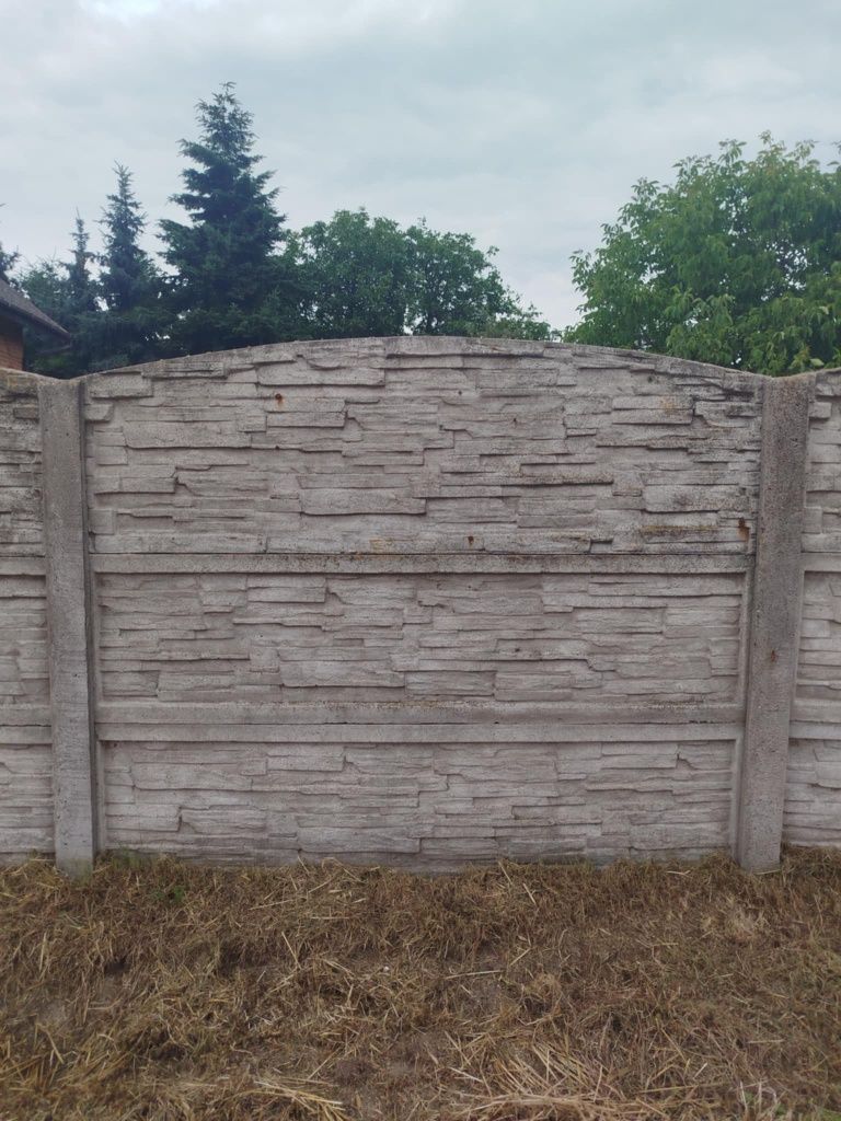 Sprzedam płot betonowy.