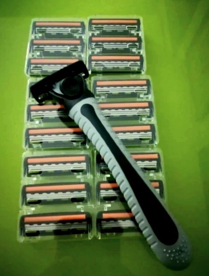 Станок для бритья с 18 сменными кассетами на 3 лезвия