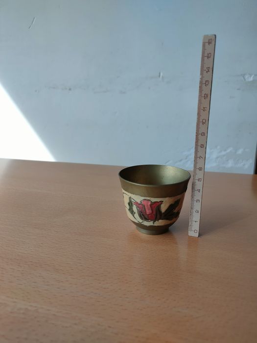 Conjunto de peças em metal esmaltado.