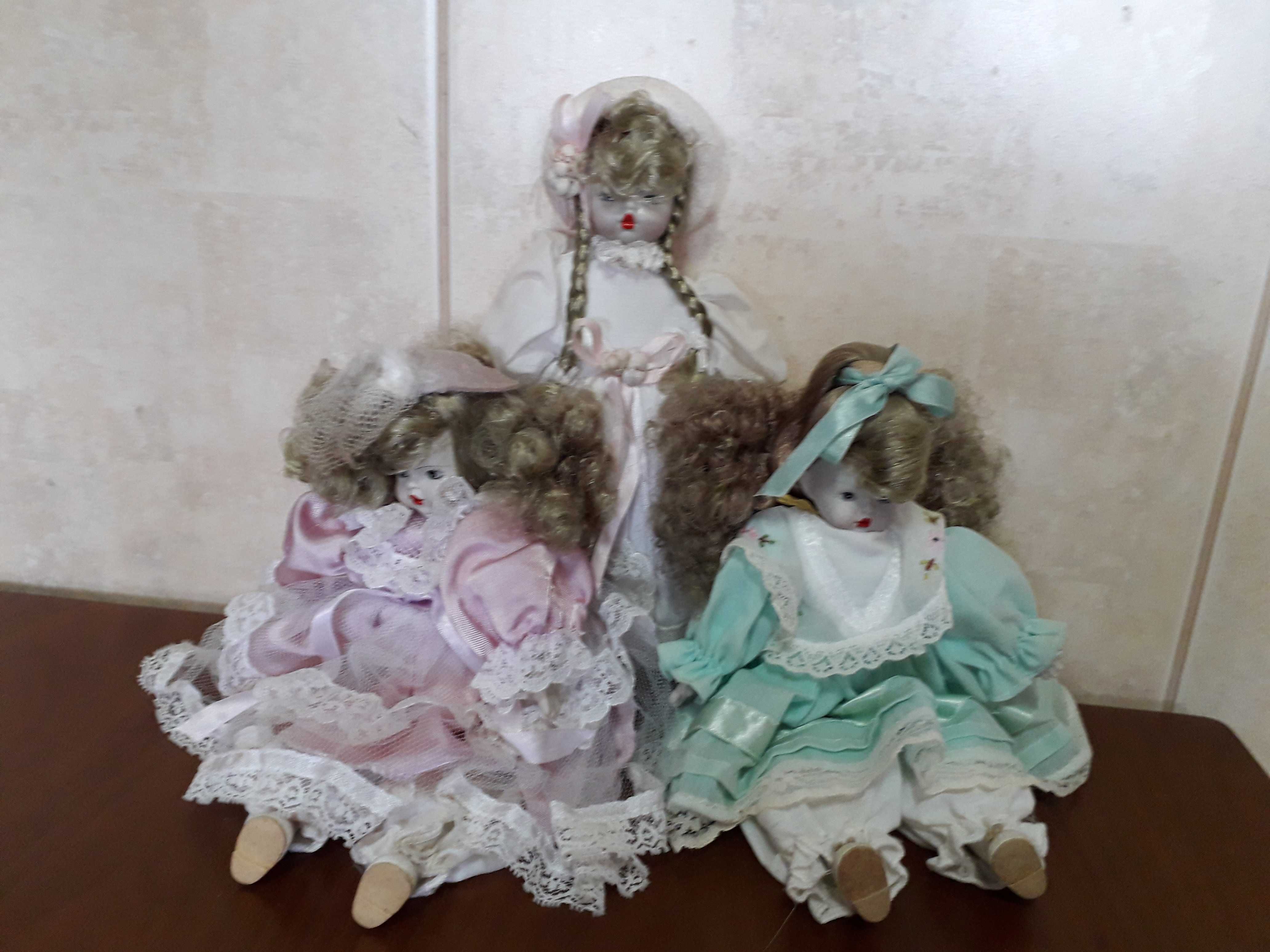 Diversas bonecas de porcelana