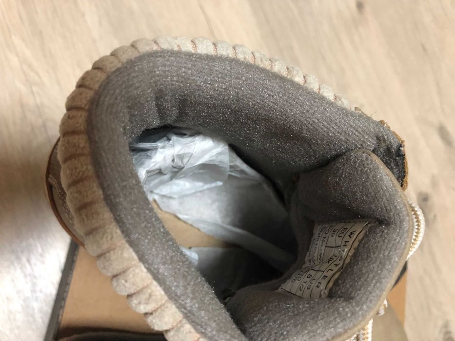 Продаю жіночі зимові черевики бежевого кольору, розмір 39.