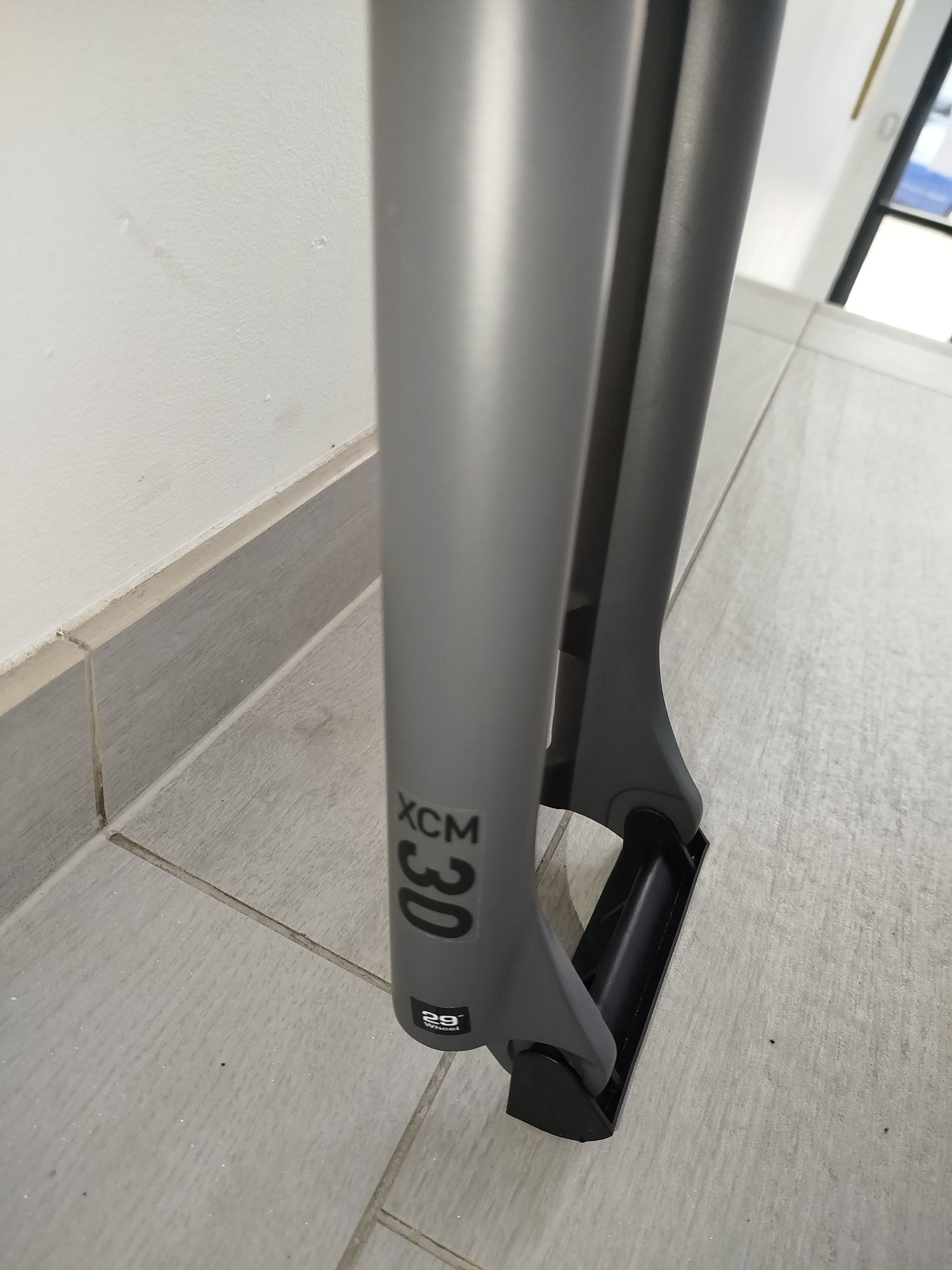 Amortyzator SR Suntour XCM30 29" 100mm 1 1/8" szary