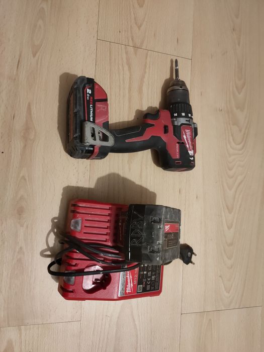 Aparafusadeira/berbequim próximo a fogueteiro