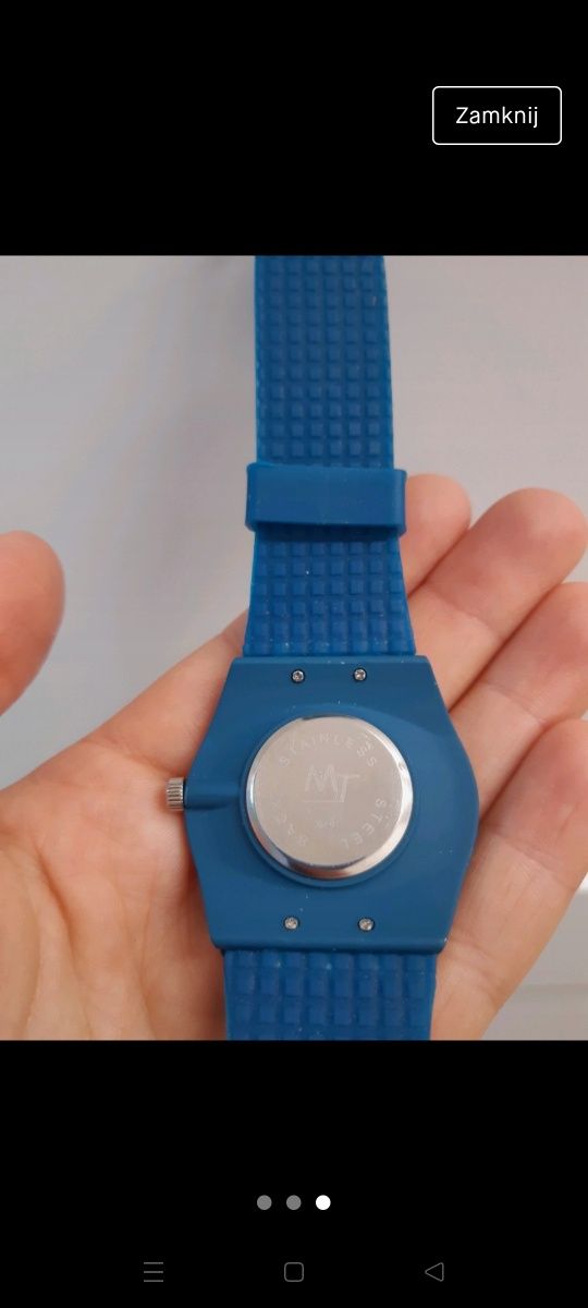 Czytelny niebieski zegarek