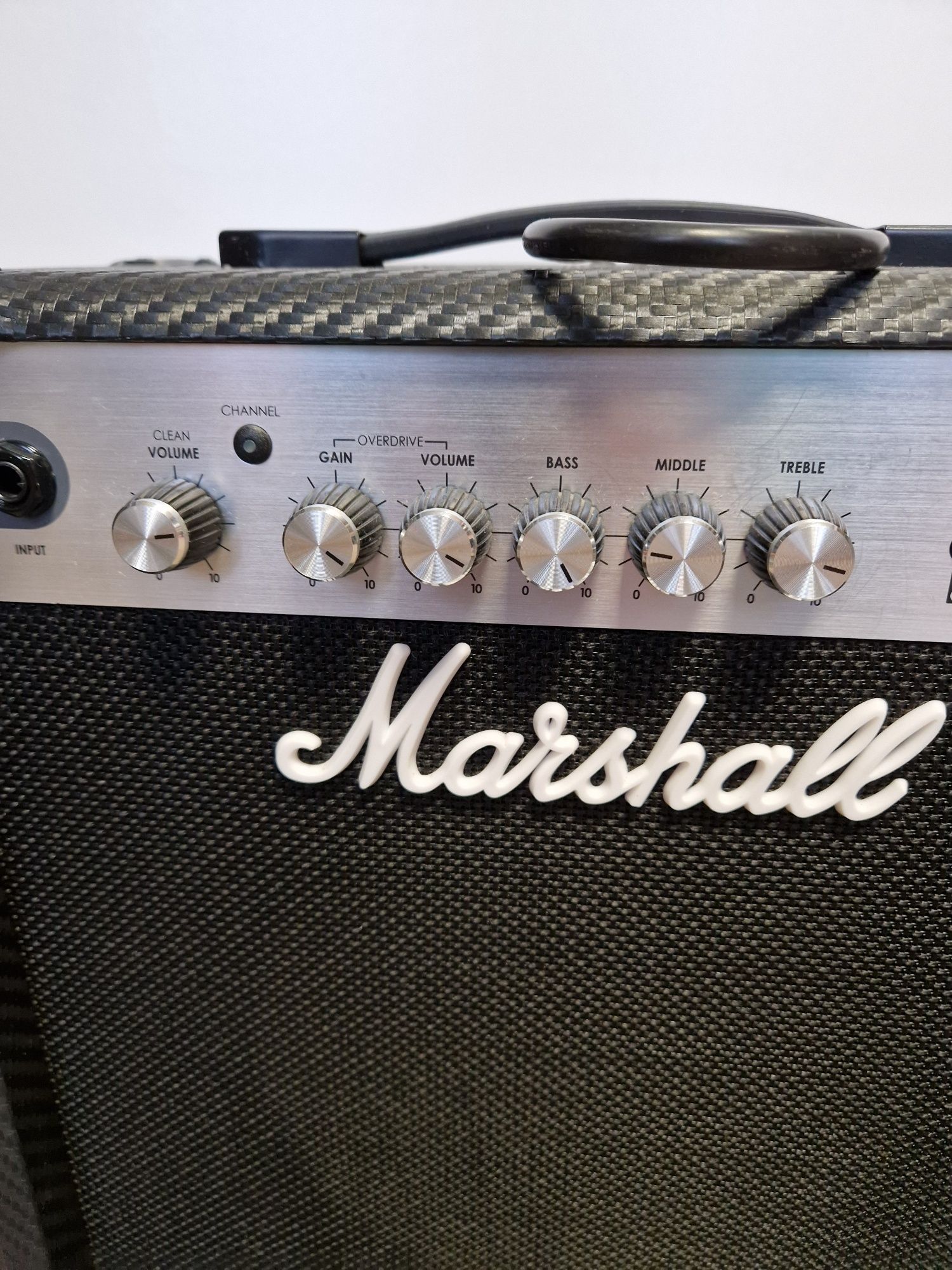Piecyk gitarowy Marshall MG15CF, faktura.