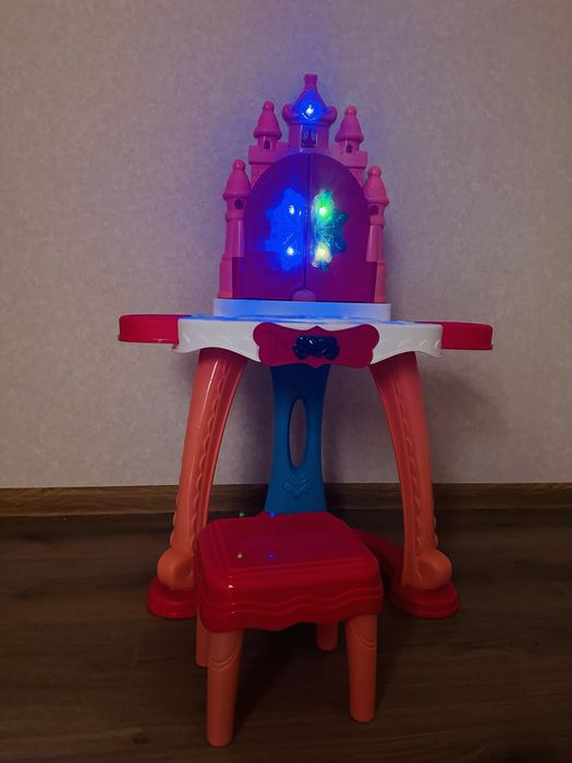 Трюмо. Туалетний столик