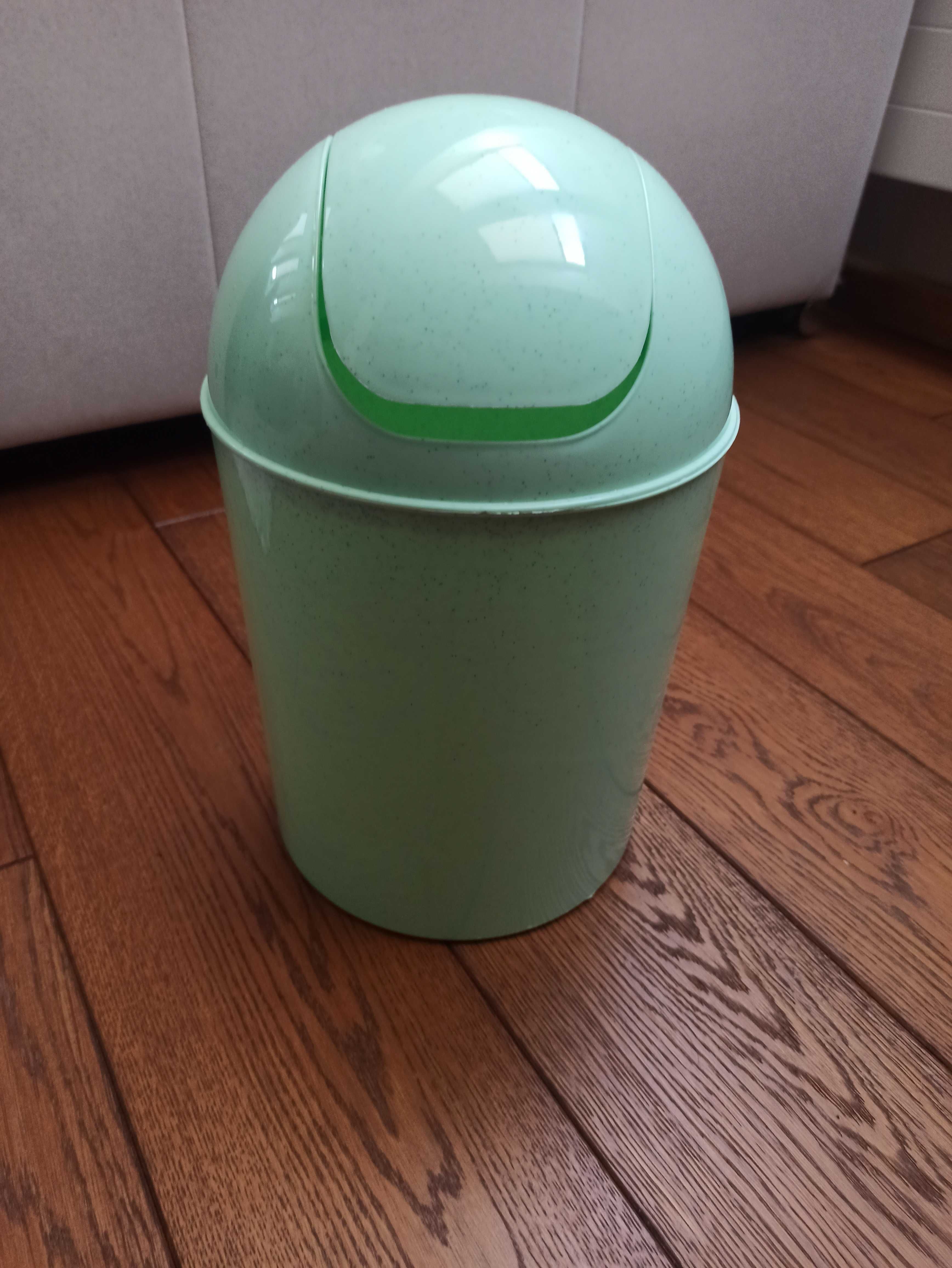 Pojemnik plastikowy z ruchomą przykrywką